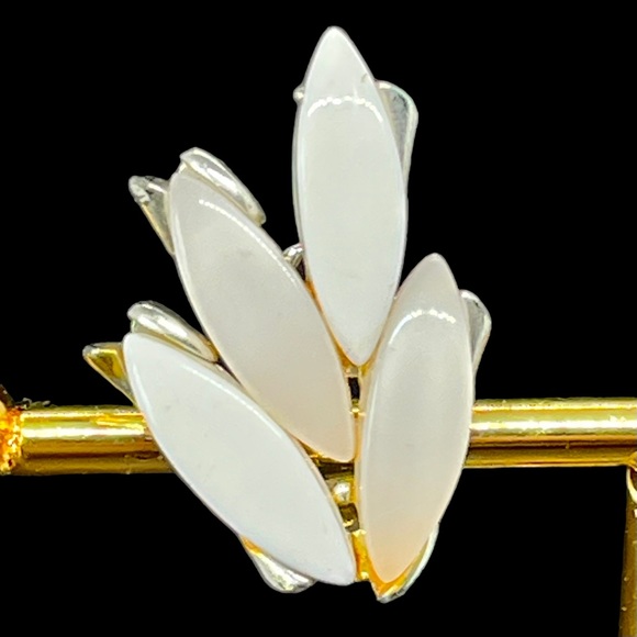 Vintage Climber Clip On Earrings Opaque White Pearly Thermoset Silver Setting - Picture 3 of 10